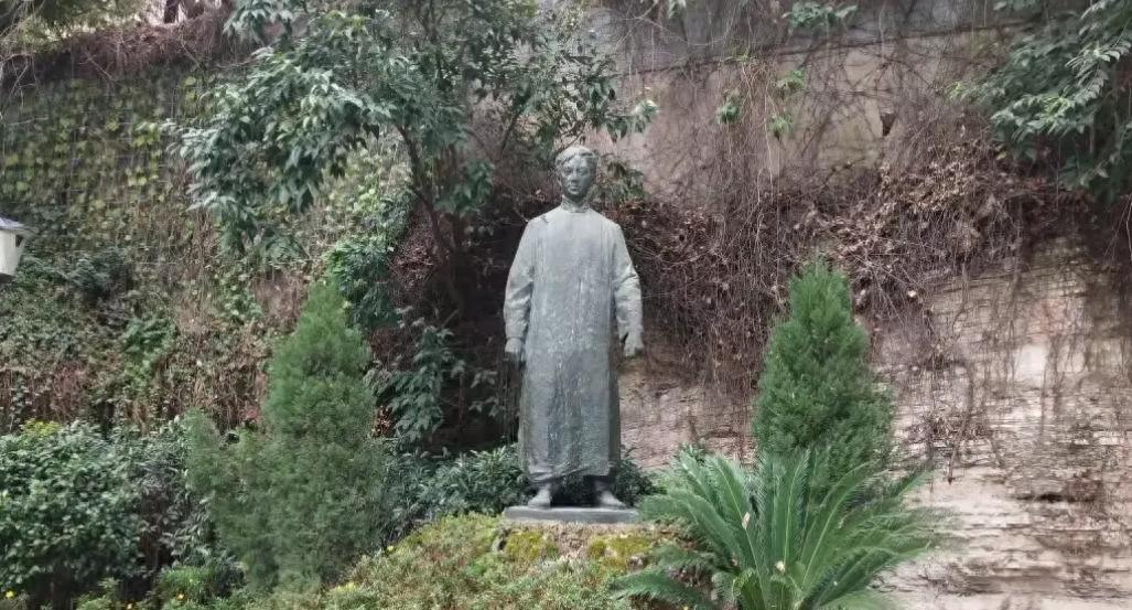 在行刑前，狱警看着两名地下党员突然表示：只能救其中一人，你们说应该救谁？
193