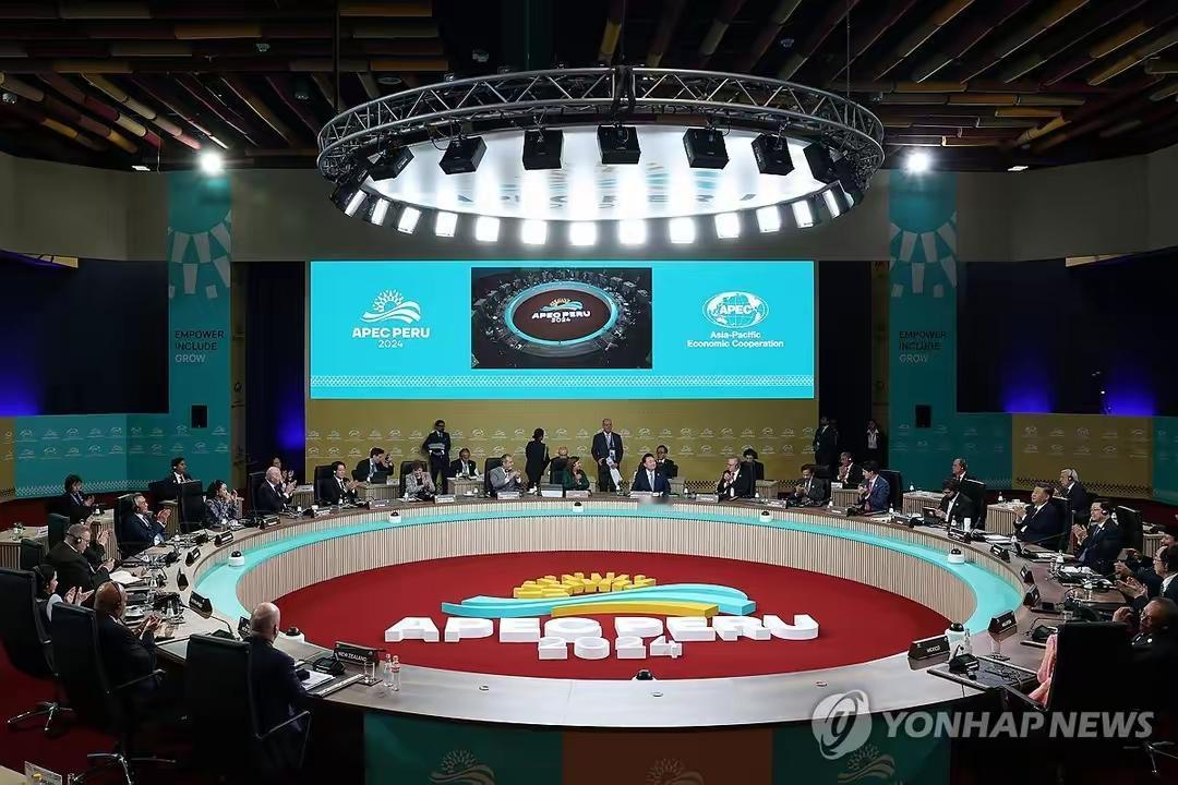 中国出席APEC会议并访韩，这是格局，也是破局。
 
不少人想不通：九三阅兵时咱