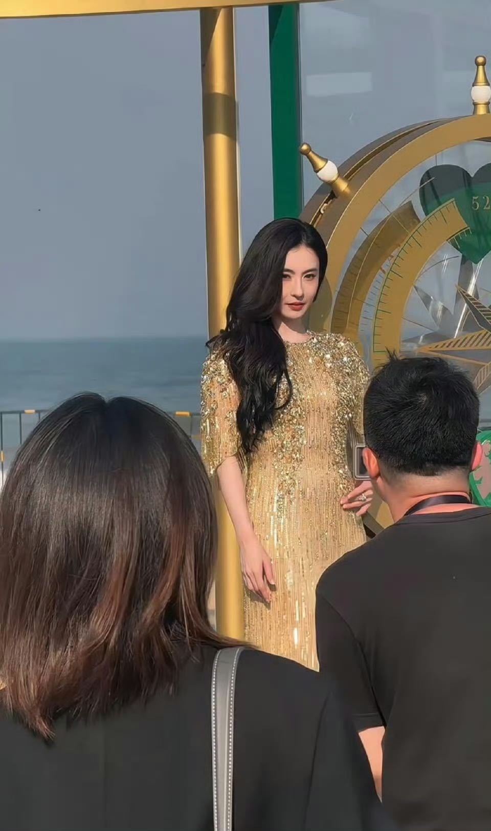 阿那亚偶遇张柏芝张柏芝隔空比心路人镜头扫过时，张柏芝正专注地和粉丝比心互动。妆容
