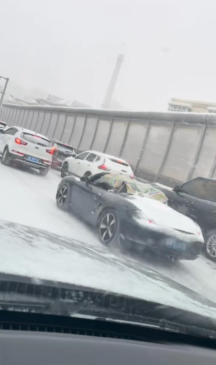 好风景:看啊看啊！大雪纷飞的风景超级美哒，感觉整个世界都变得洁白无瑕了！☉️冬日