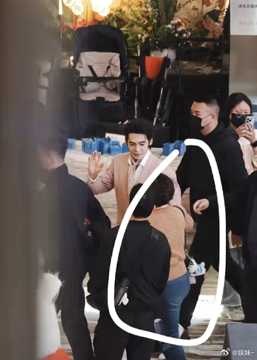 这个阿姨是ss吗？好讨厌这直接上手 