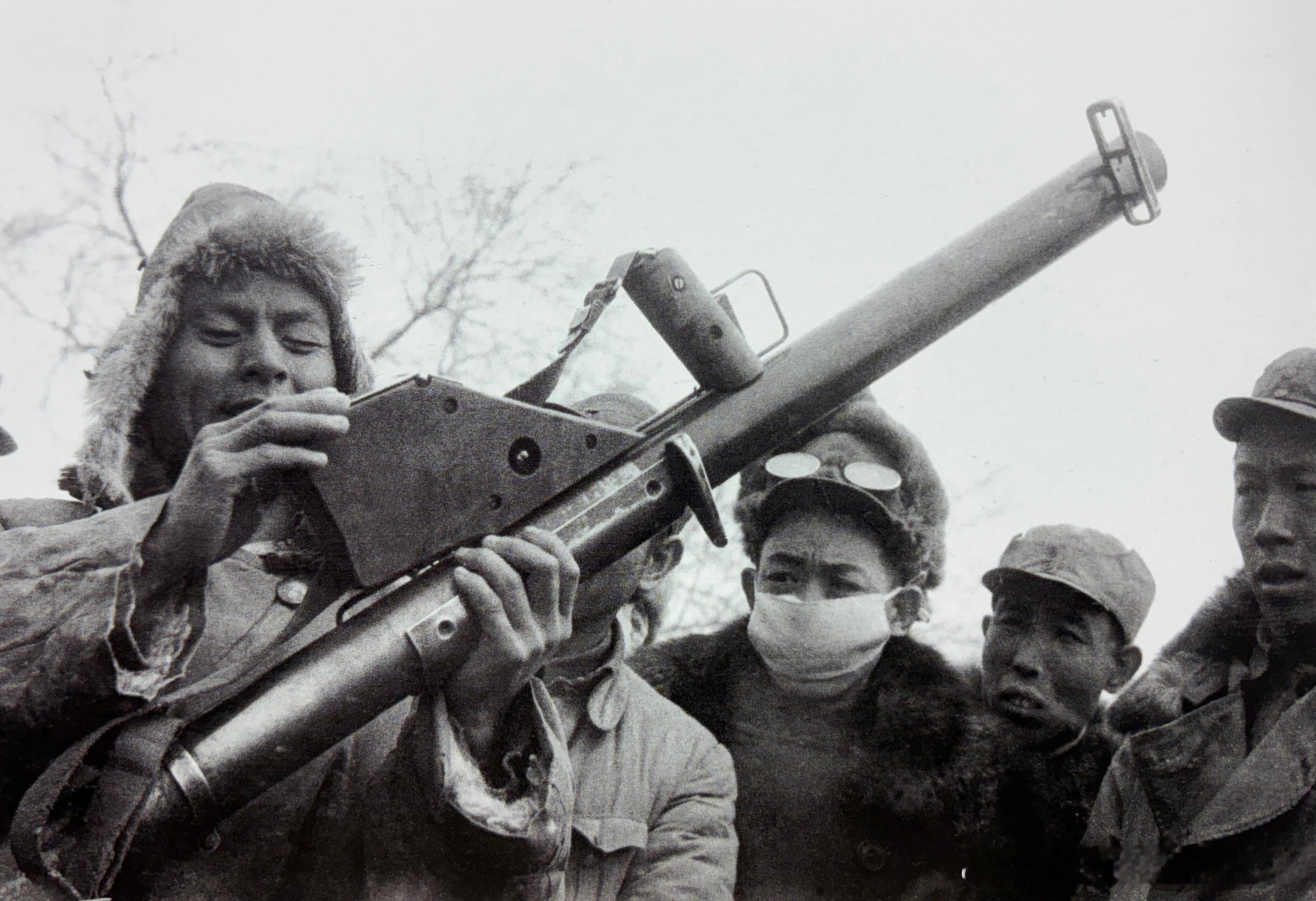 1947年被解放的国民党军士兵向我军战士说明火箭筒使用方法军事历史全触达