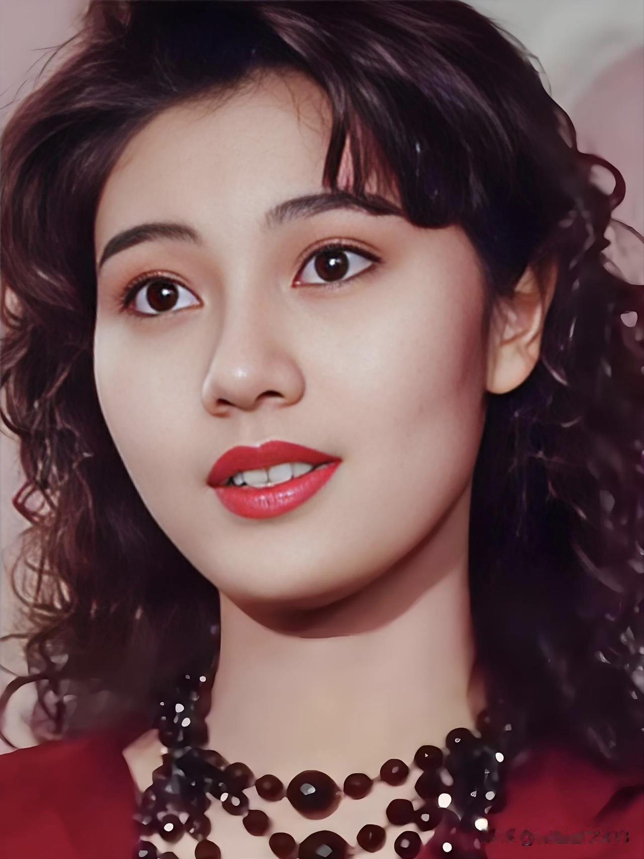 李嘉欣，香江第一美人，冷艳与优雅并存。从港姐冠军到豪门阔太，她的人生如一部传奇电