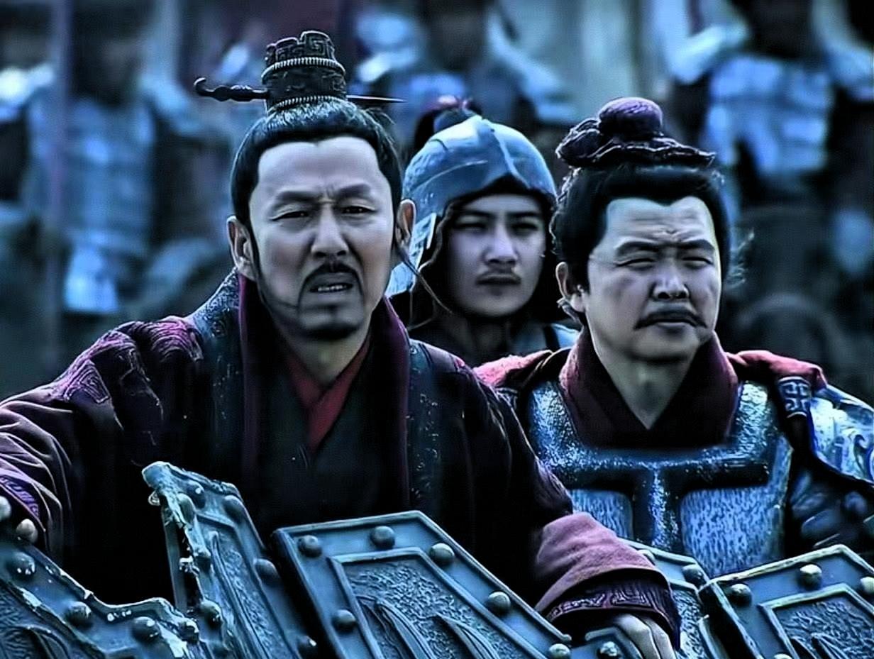 何润东披甲登上苏超点将台那天，有人把陈道明14年前的眼神翻了出来。两张图放在一起