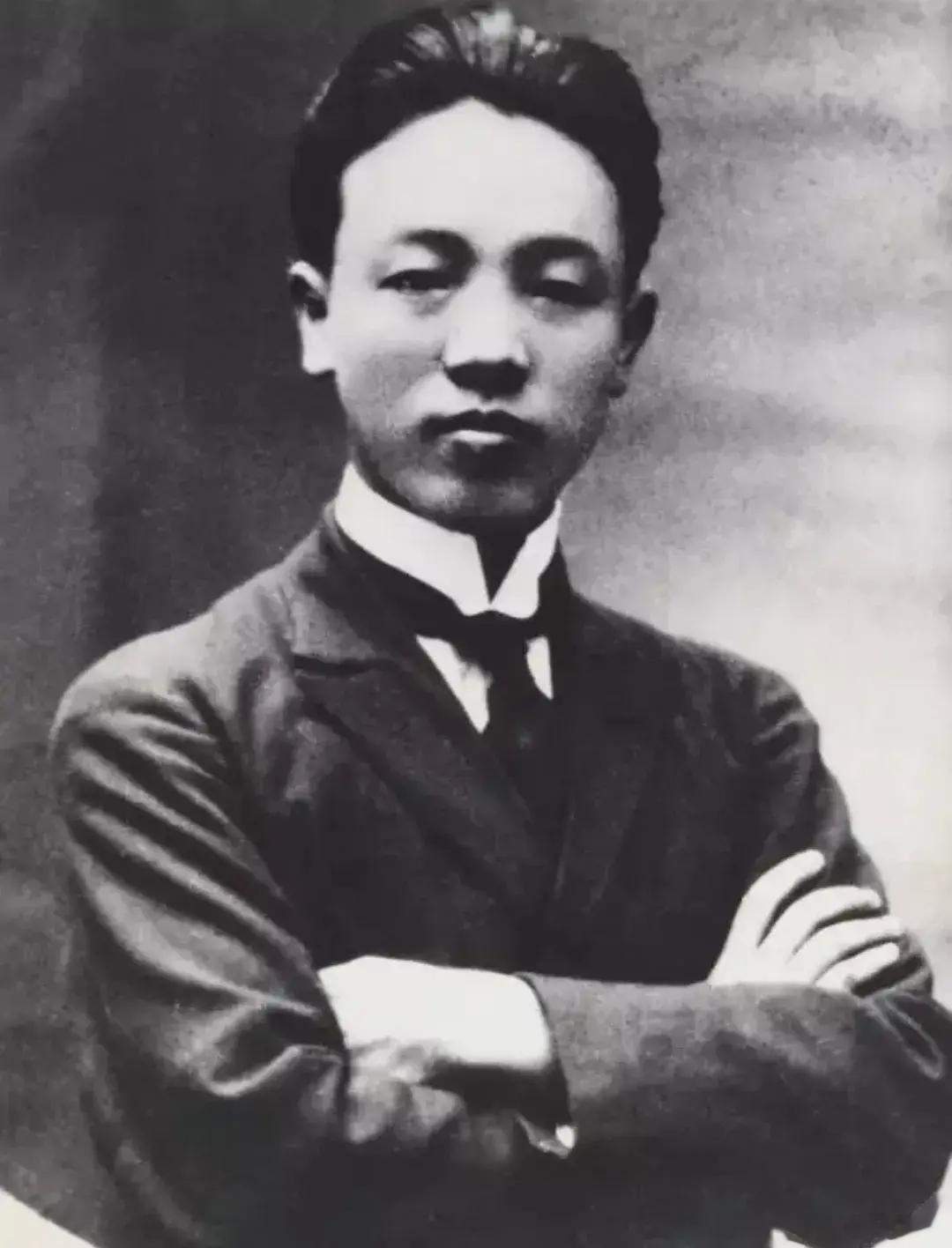 1927年7月18日晚，上海枫林桥监狱，淞沪警备司令杨虎等人看了我党一位同志写了