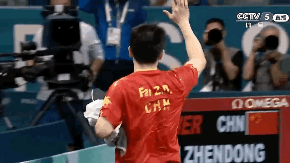 好心酸的经验，樊振东赛后将球拍保护在手中，直到坐下都没放手。樊振东和张本智和的那