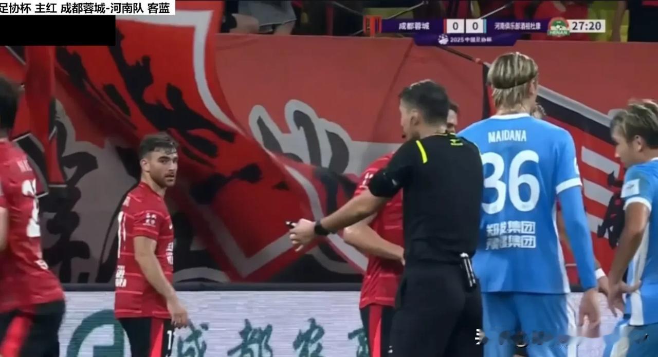 鹿死谁手、还未可知？成都蓉城和河南队上半场0比0握手言和，蓉城今晚直接上最强阵容