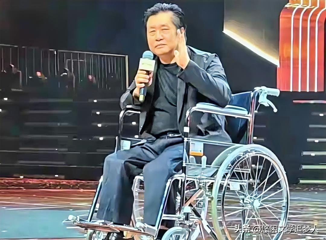 郑智化怒怼深圳机场事件引发轩然大波！这位唱着《水手》的残疾歌手，称登机时“连滚带