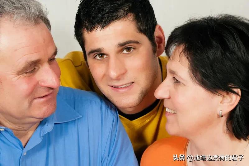 女婿给岳父敬茶 现场一片欢声笑语 看到女婿给岳父敬茶这一幕，现场欢声笑语不断，真