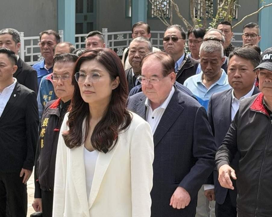 郑丽文访问当天，人民日报发出强烈警告，直指日本右翼！

郑丽文落地的那一刻，《人