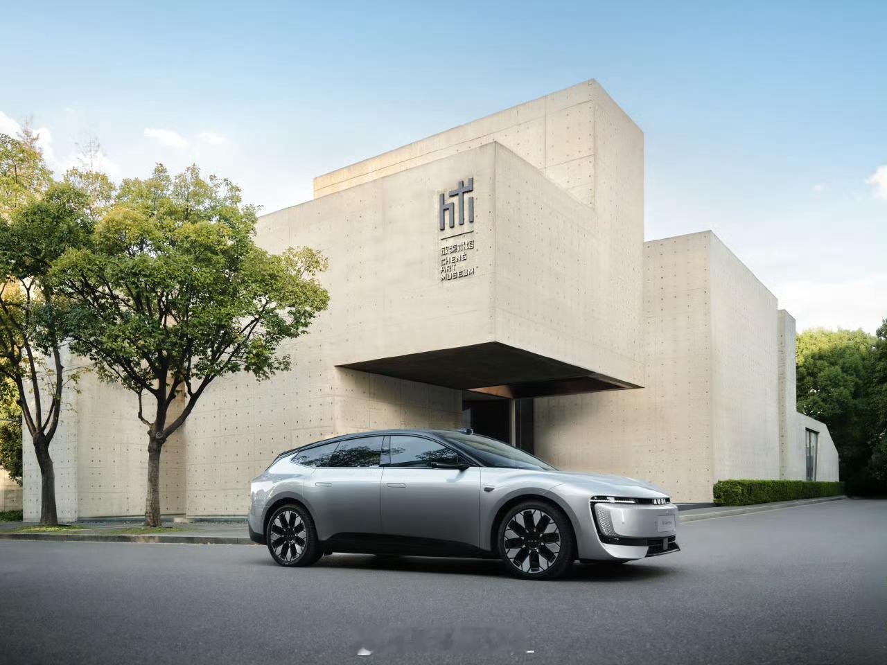 奥迪E5你的全能搭子这对搭档也太好嗑了！颜值智慧双在线，片场互动超默契，双向奔赴