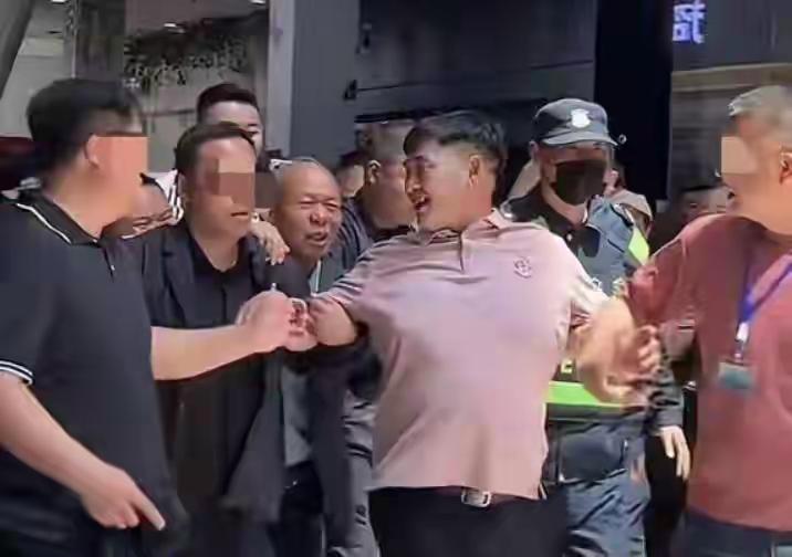 关于朱之文的热搜实在是太多了，有些热搜是自然形成的，但有些热搜明显是人为制造的，