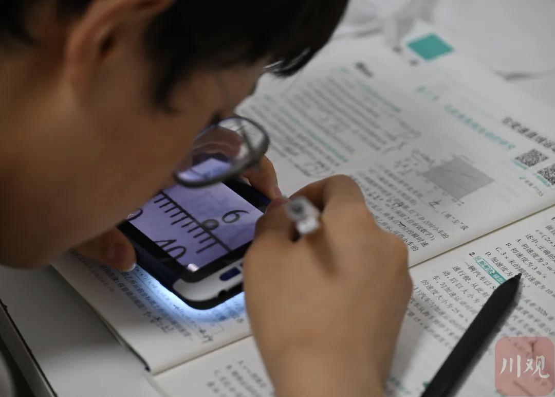 力仅0.04却考了781.8分！四川励志少年称“看不见没关系，听得见就学得会”；