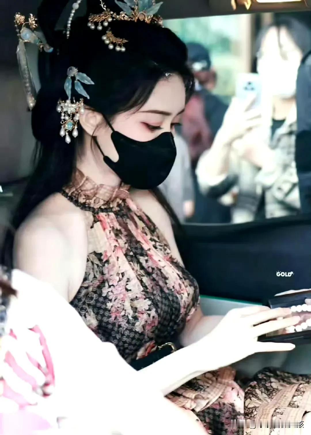 孟姐的古装造型简直令人惊艳不已，美到了一个全新的高度！
 
那精致的妆容，华丽的