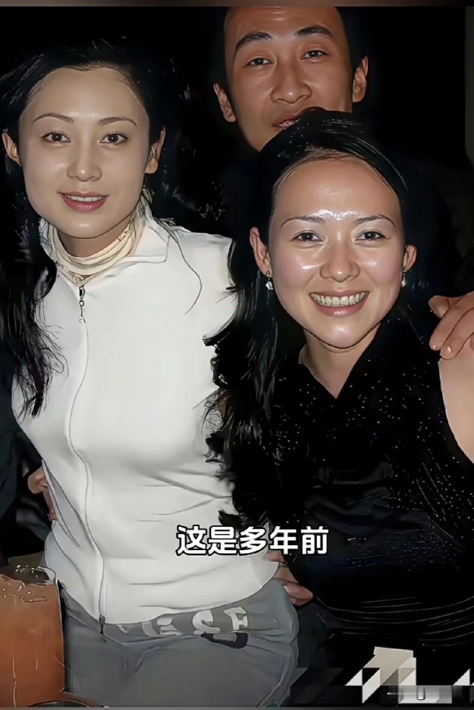 这是多年前
40多岁的陈红和20多岁的章子怡同框合照，素颜的章子怡肌肤亮泽，满是