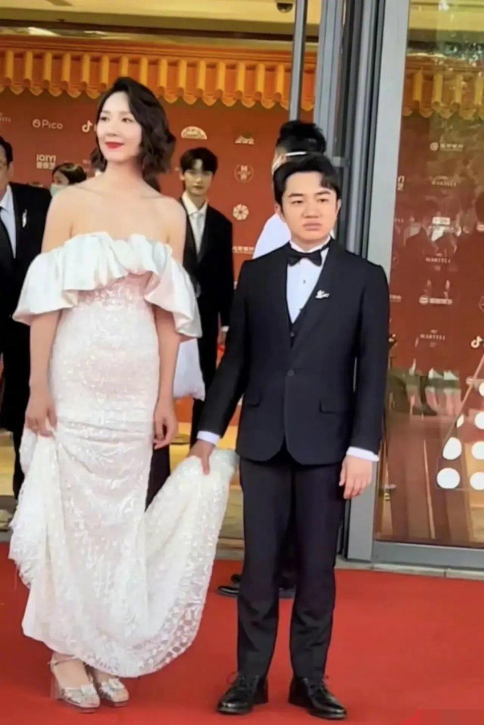 不得不说，
王祖蓝和李亚男这对夫妻，
是懂怎么玩文字游戏的。

陈乔恩在《天声一