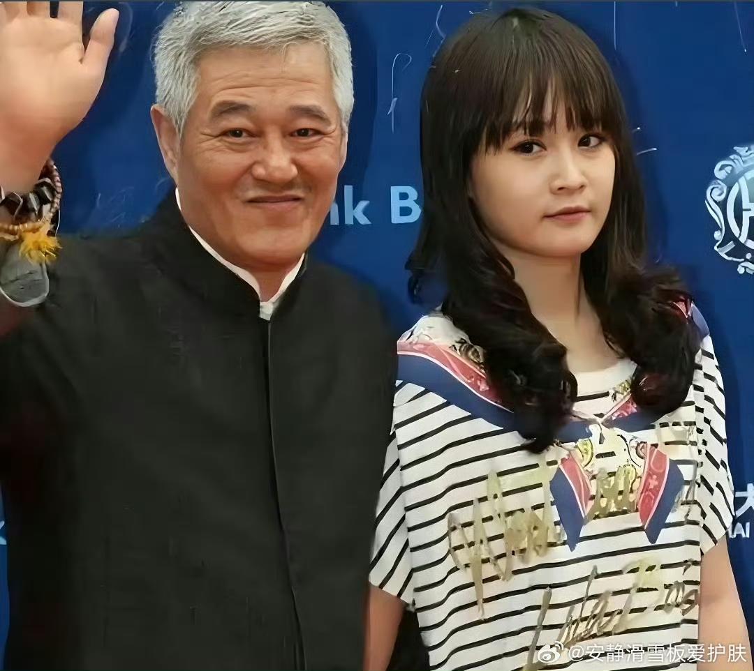【也说赵本山女儿家里5个保姆】
     这种信息容易引起“仇富”的社会心理，而