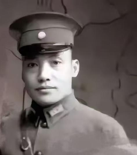 国军司令被俘后竟随红军参加长征，美貌妻子变卖全部家产千里寻夫，建国后成功出任新中