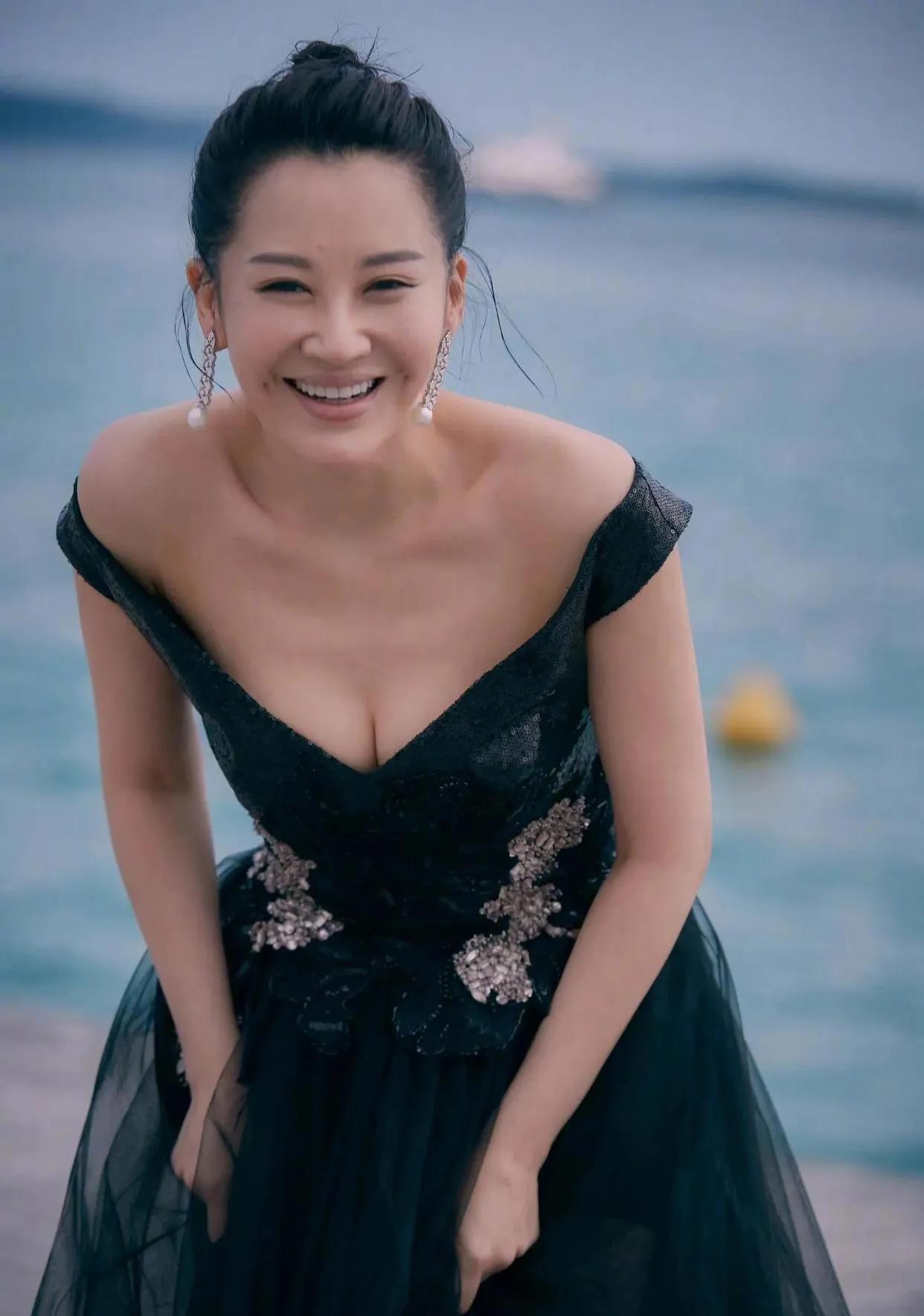 太欣赏许晴这份松弛美感！黑纱长裙朦胧高级，安静时清冷疏离，笑起来鲜活治愈，不同状