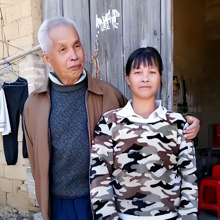 广西第一猛男！1994年，49岁梁二将19岁女工友带回村，随后两人开始疯狂造人，