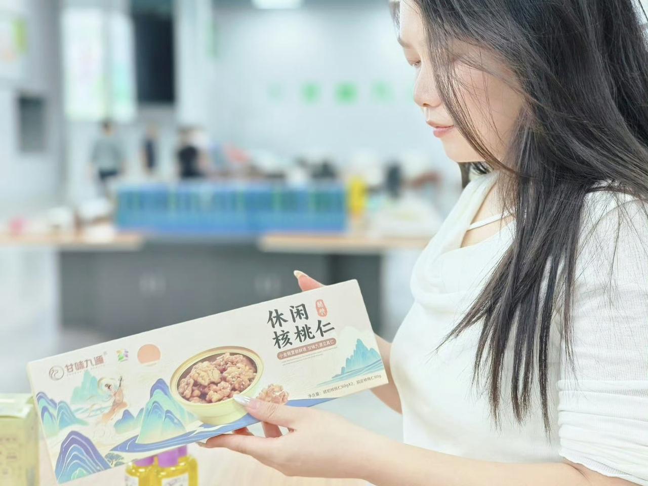 甘味九源青果记

八月四日，成县山野细雨初歇。文游界一行人踩着泥泞小径走进红川镇