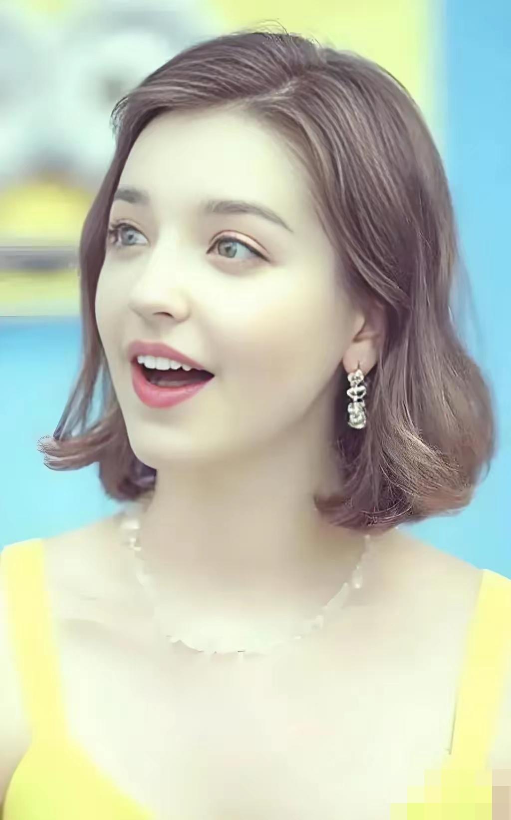 1米78的俄罗斯美女电视主播安吉丽娜·丹尼洛娃，会五国语言！
