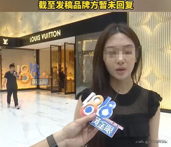 浙江，女子的男友带她去买包，刚进去就被3个柜姐、柜哥围住，他们似乎看出来这个男友