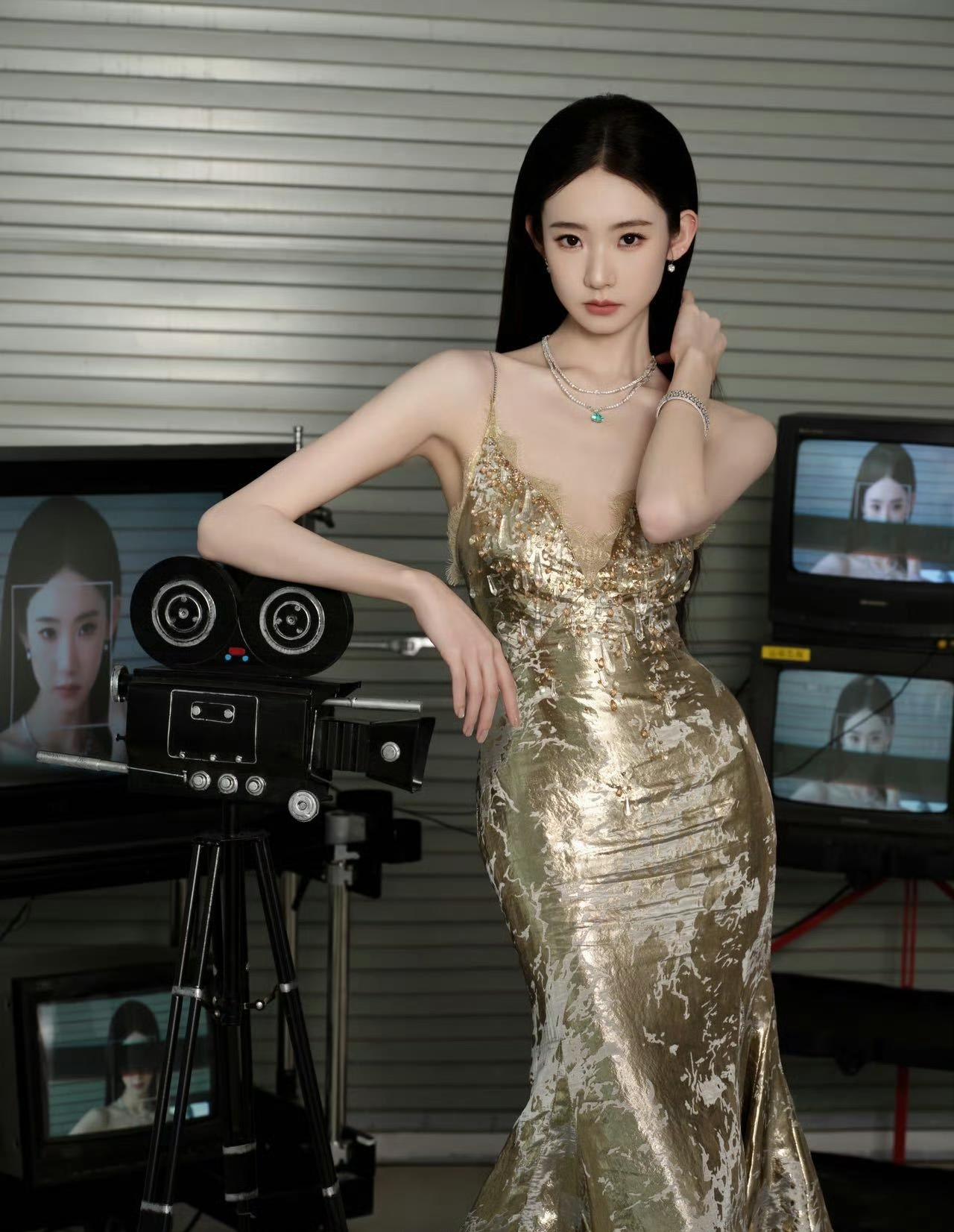 张艺凡[惊喜]吊带+V领的裁剪将肩颈线条无限拉长，优雅得像一只高贵的白天鹅！最让