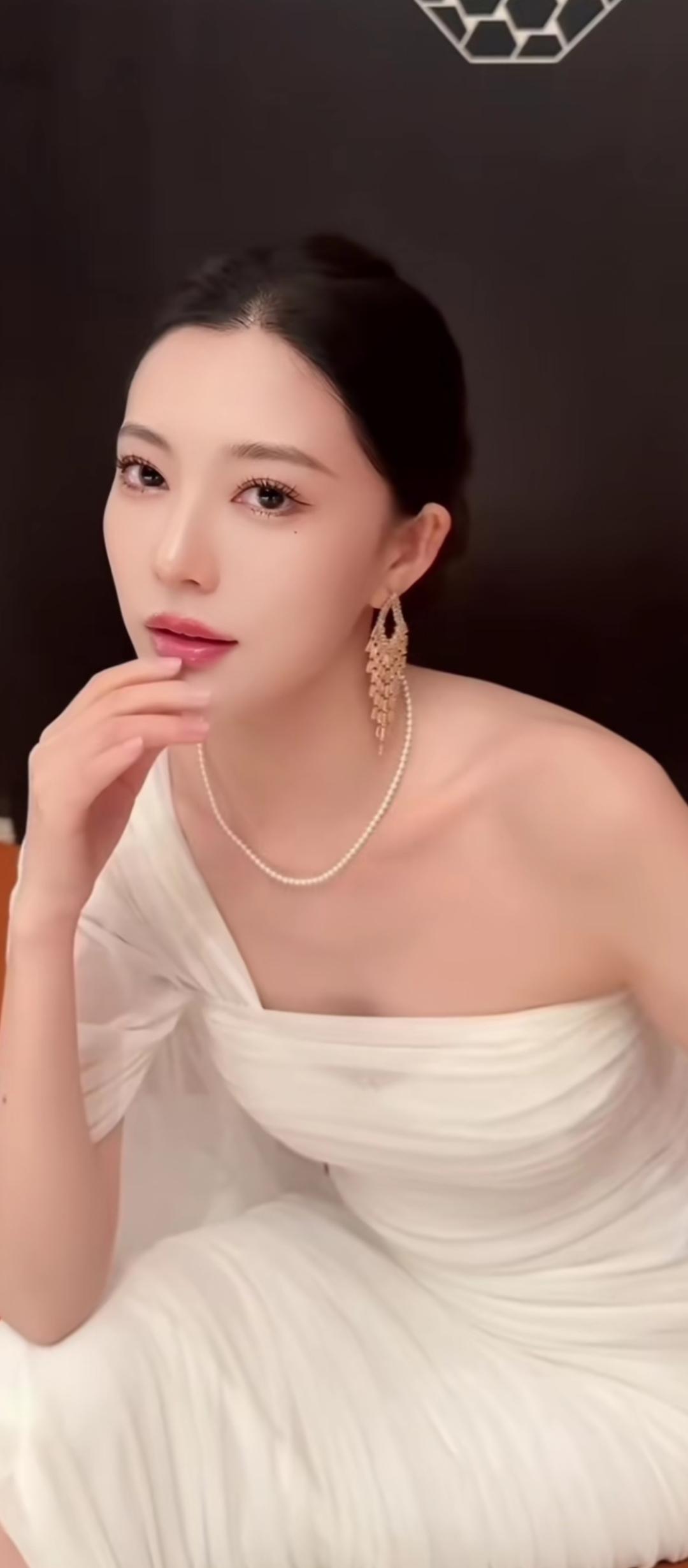 优雅白裙，珍珠耳环，气质满满！