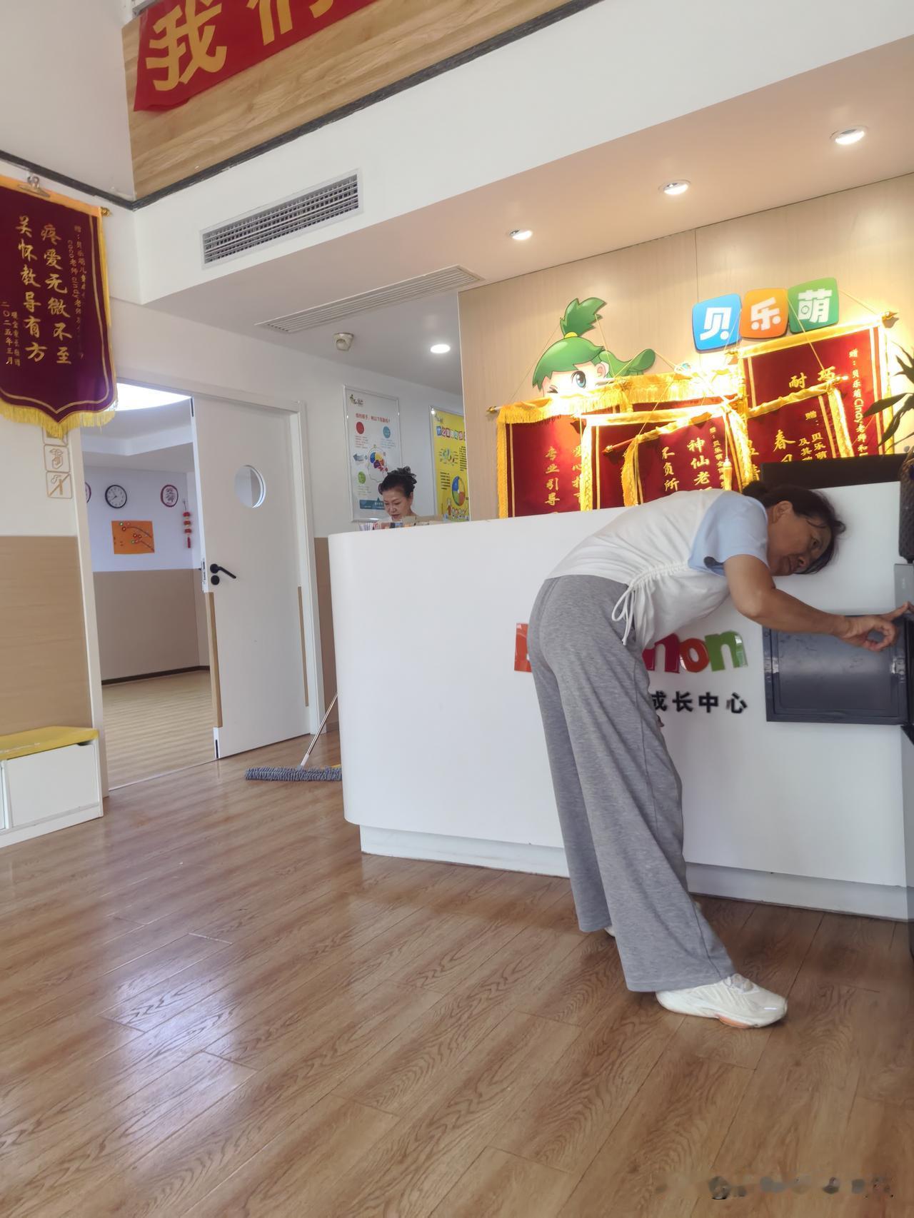 今天早上两个小神兽不到6点就起来了。本来我想在床上躺一会儿，可两个家伙不老实在屋