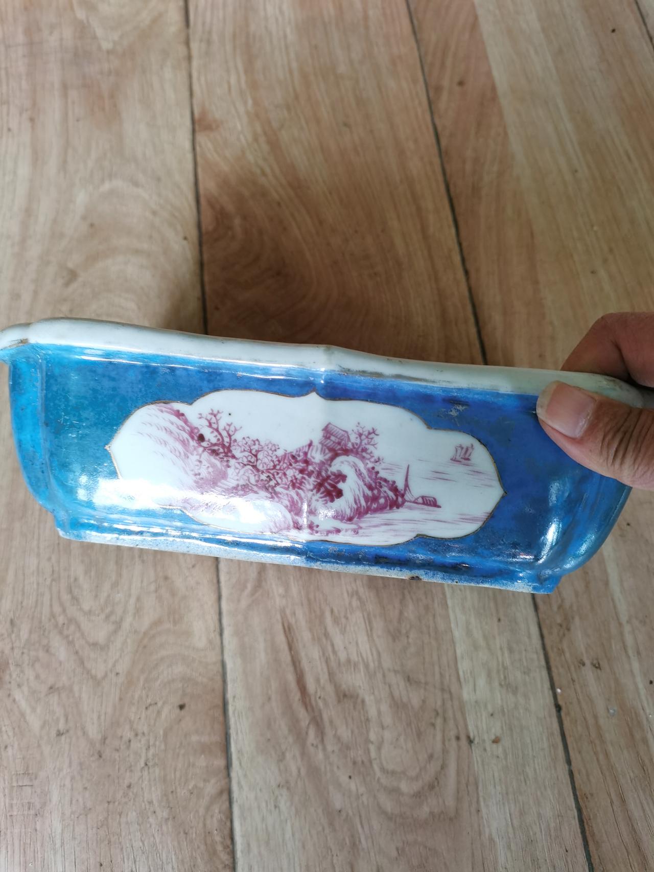 我收藏的水仙盆，每一个都像是时光的宝藏。就说清雍正的孔雀蓝釉葵口水仙盆，直径23