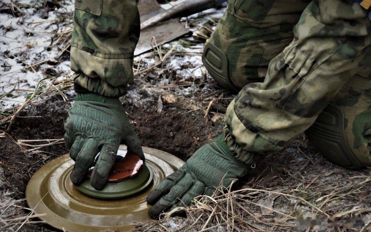 乌克兰停止反攻后，正在疯狂修筑防御工事，在大量工程设备的辅助下，其防御设施已经增