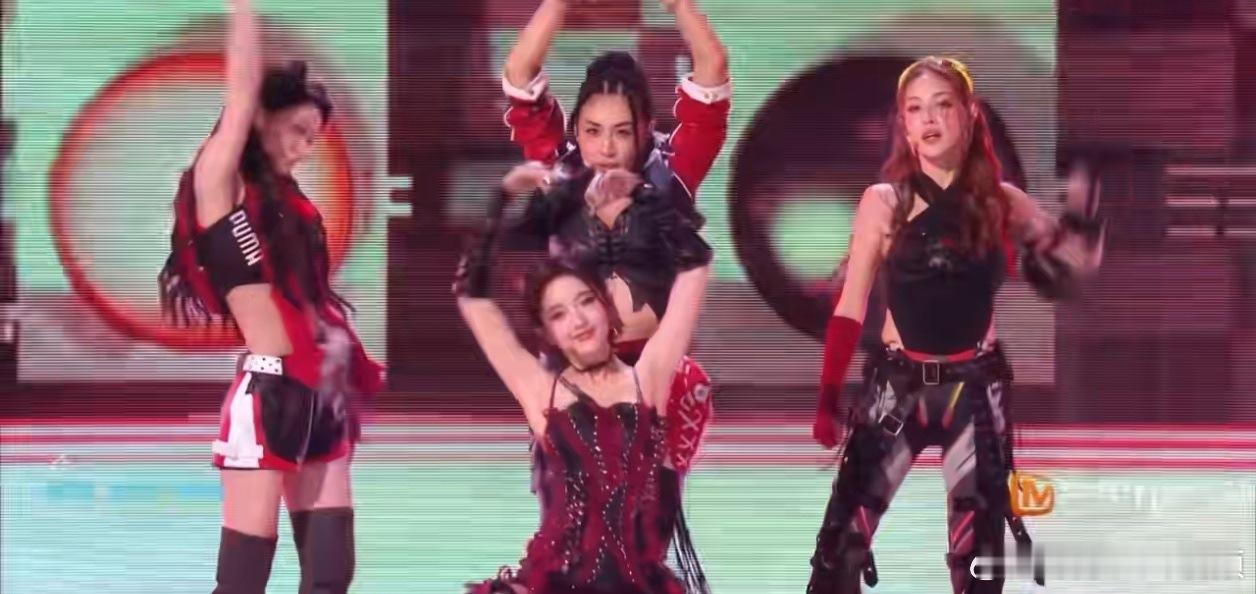 昕昕子后台自言自语被镜头抓到，害羞的样子也太可爱了！唐艺昕叽里咕噜的 乘风202