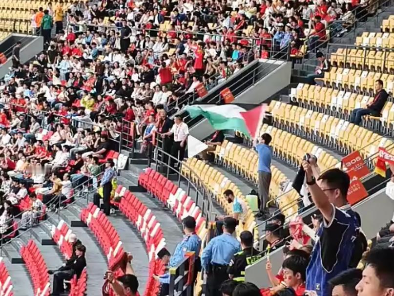 孤身一人，亦为祖国飘扬🇵🇸巴以局势脆弱未稳，远赴千里客场，看台上只有他独自举