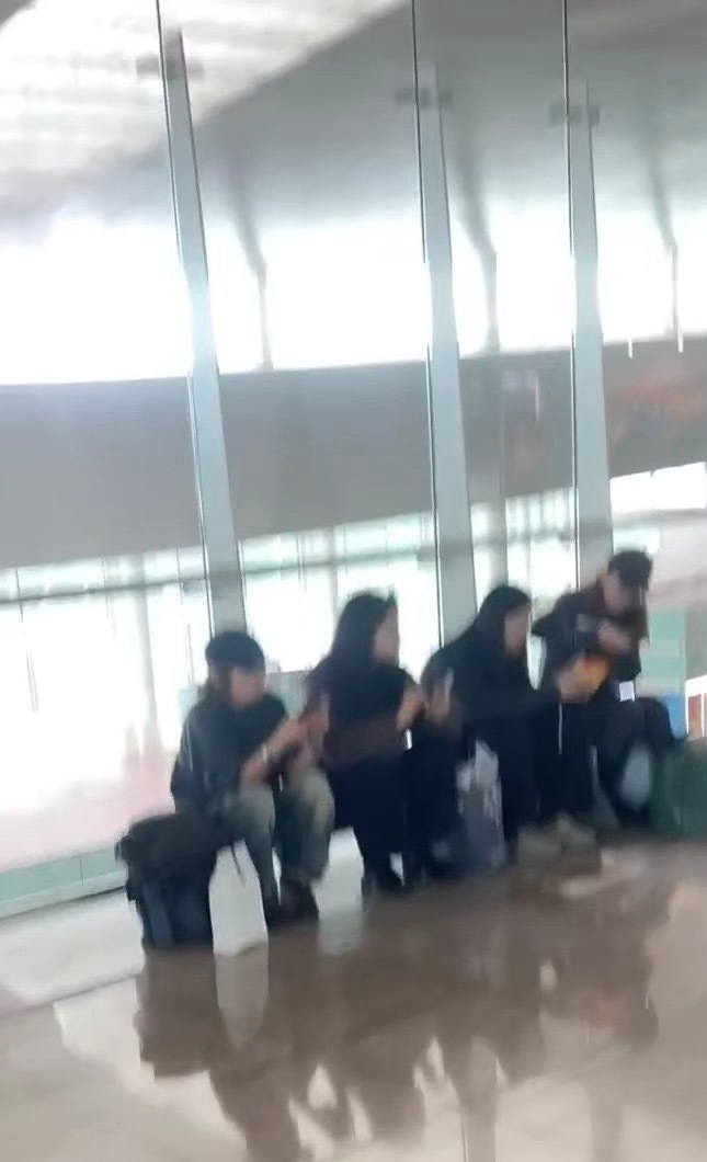 婧仪这是一个宿舍出游吗[偷乐]这一排坐着好萌好好笑啊不敢相信这居然是女明星太搞笑