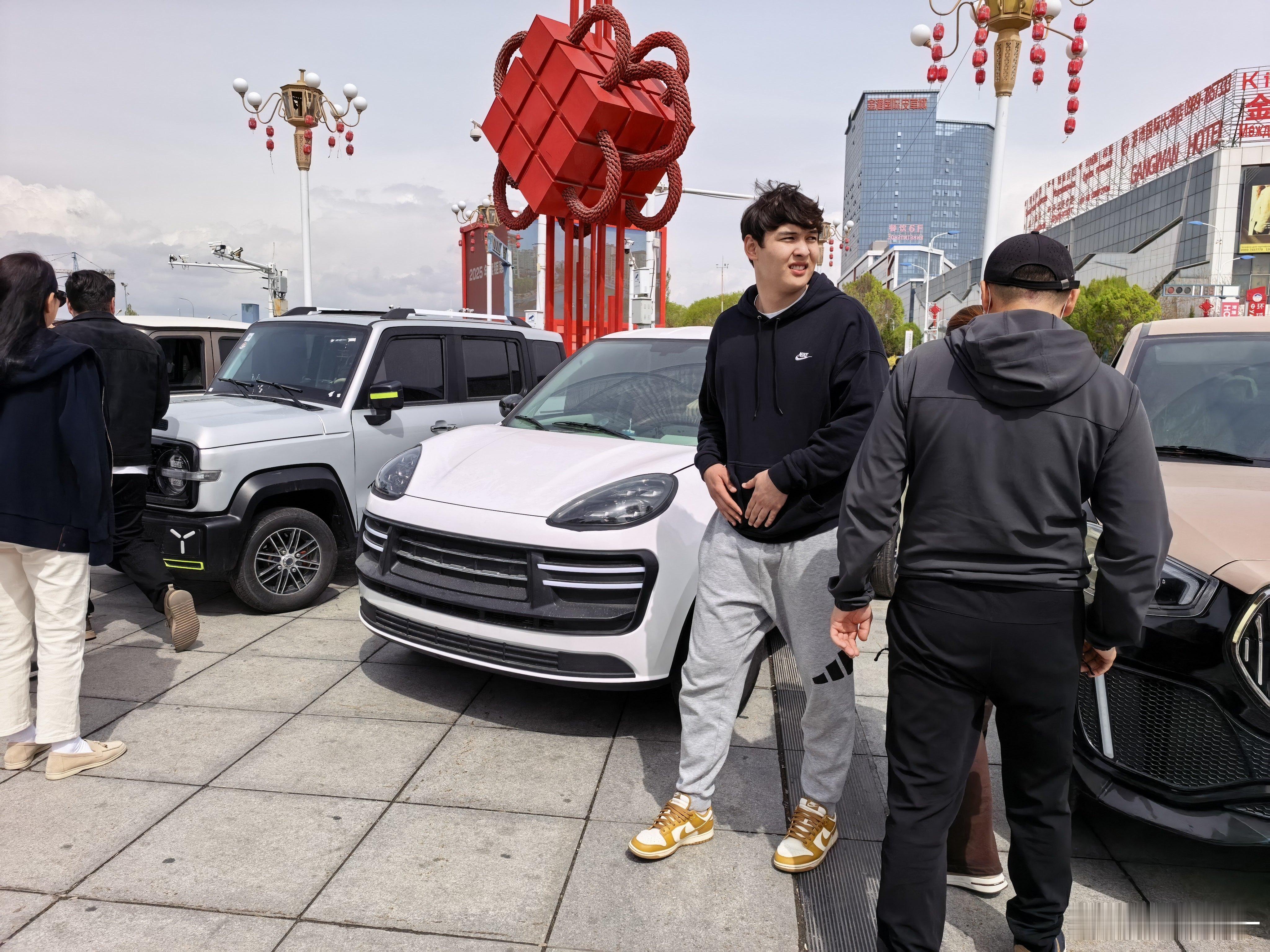 这玩意儿在中亚应该是有市场，哈方人看的比较仔细