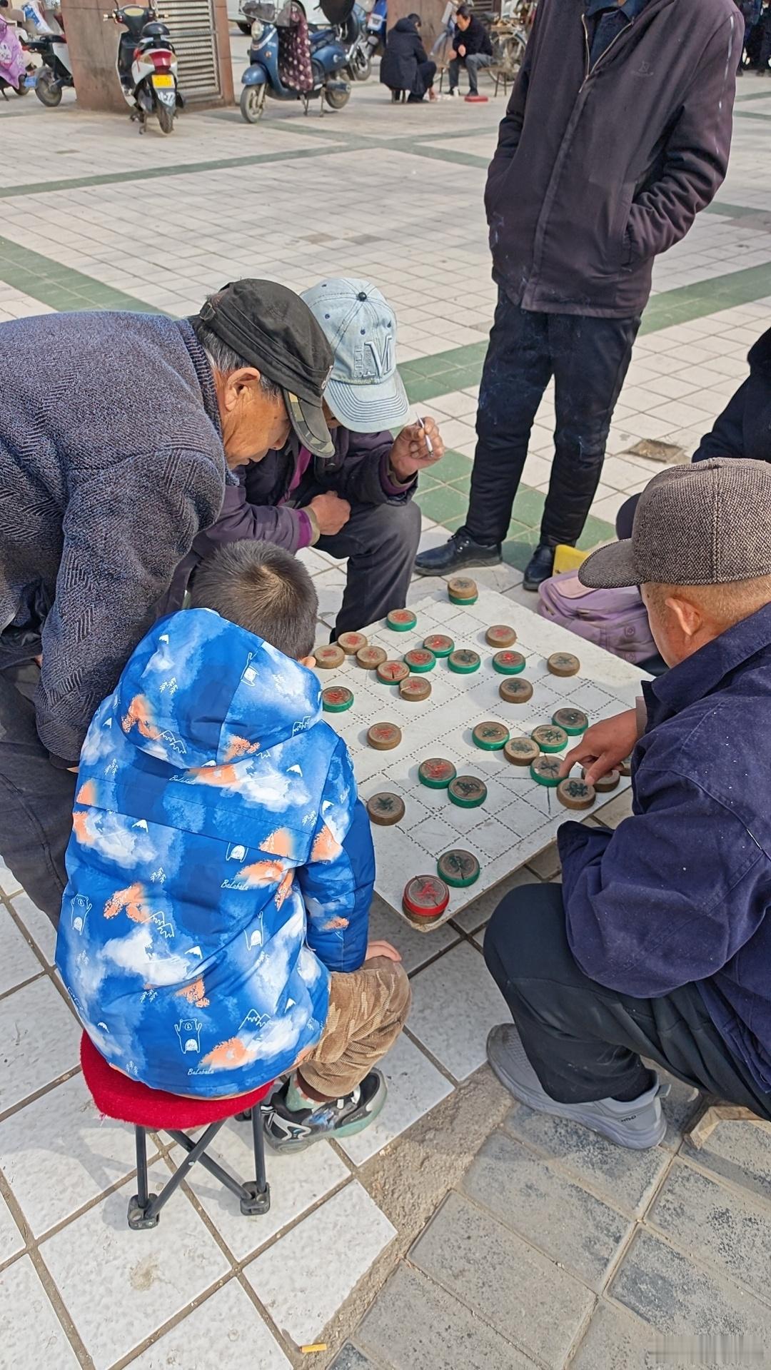 初生牛犊不怕虎，我都不敢上去插嘴，我儿子已经开始指导大爷下象棋了。