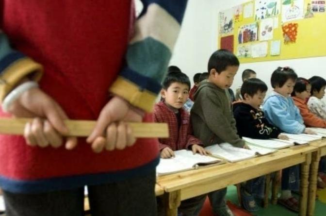 农村的戒尺悬在头顶，教育的红线踩在脚下，我老家邻居家孩子小辉上周又被打了，班主任