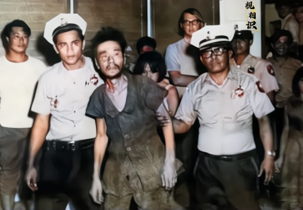 1972年，在关岛丛林躲藏了28年之久的日本士兵横井庄一被捕的场景，当时的他浑身...