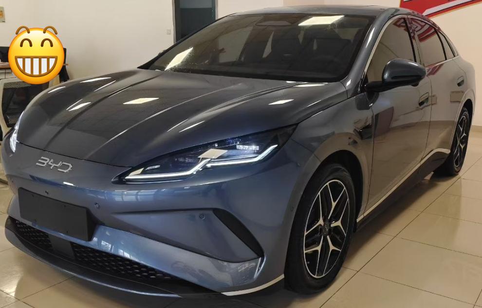 比亚迪海豹06的运动范非常突出，车头尖锐，而我最喜欢的是它的尾灯设计，点亮以后的