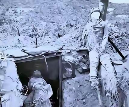 这是美国战地记者拍下的两名志愿军战士的遗体。在零下40°的天气里他们还穿着单衣，