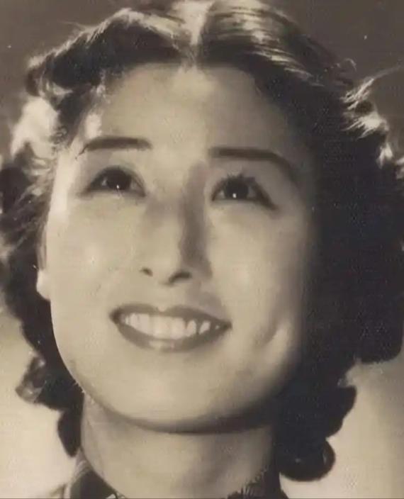 1940年深夜，民国大美女郑苹如，被秘密押到小树林执行枪决。特务垂涎她的美色，犹