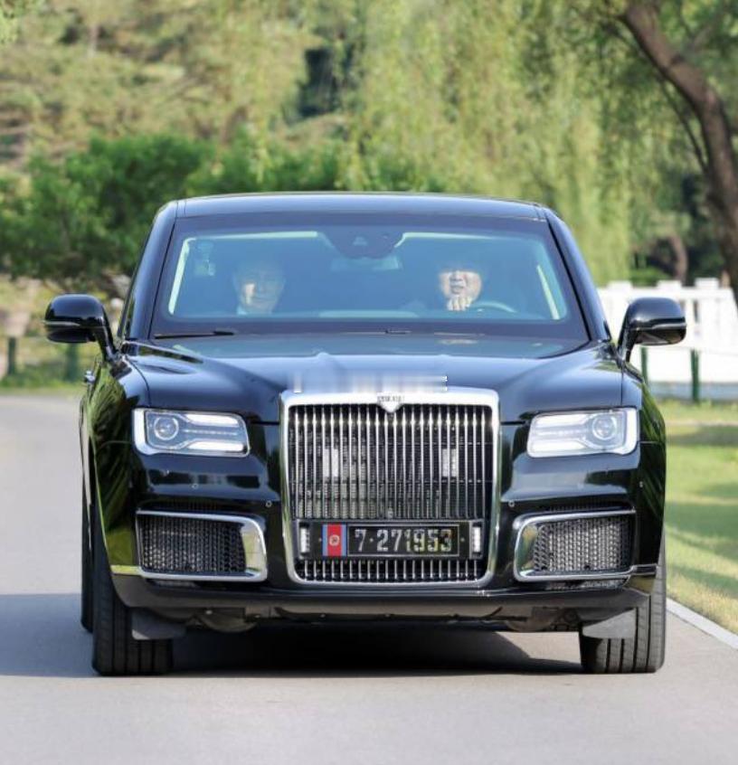 6月19日，普京向金正恩赠送了第二辆“奥鲁斯”轿车。金正恩和普京在会晤后轮流开车