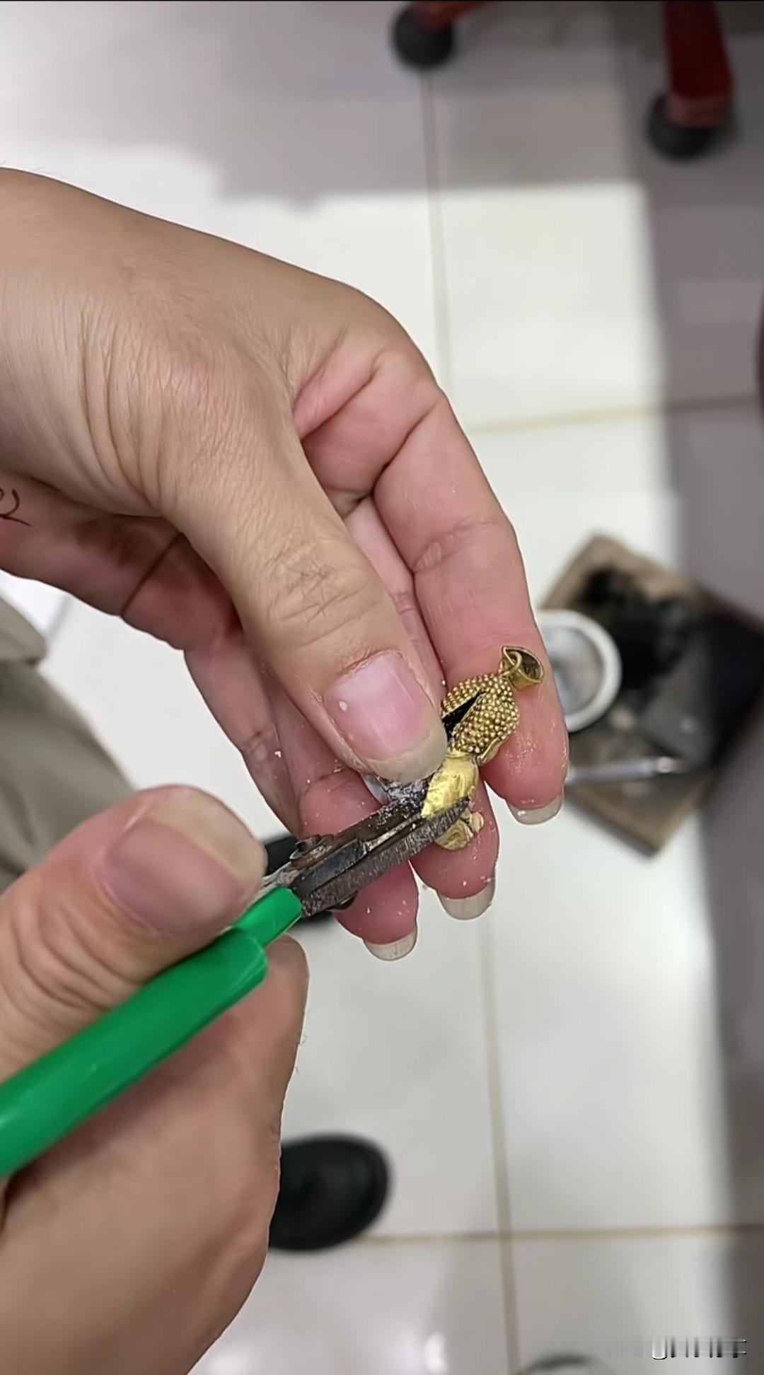买黄金可以入手了！
不要一味的追求大牌，买黄金要擦亮眼哦！现在可以入手了，手镯类