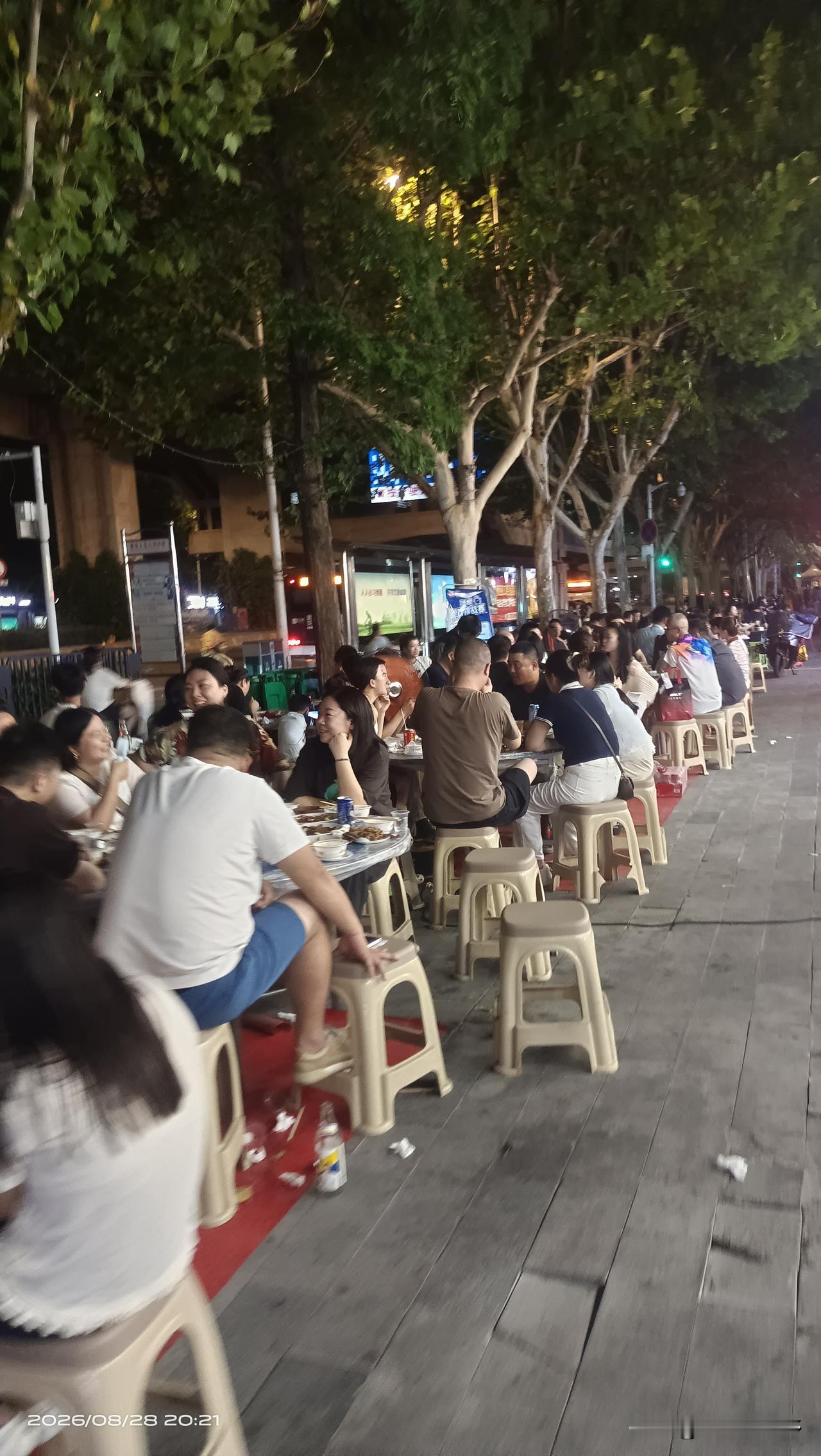 我在武汉待了这么多年，发现现在很多武汉男人都不想结婚了。你去江汉路、光谷的相亲角
