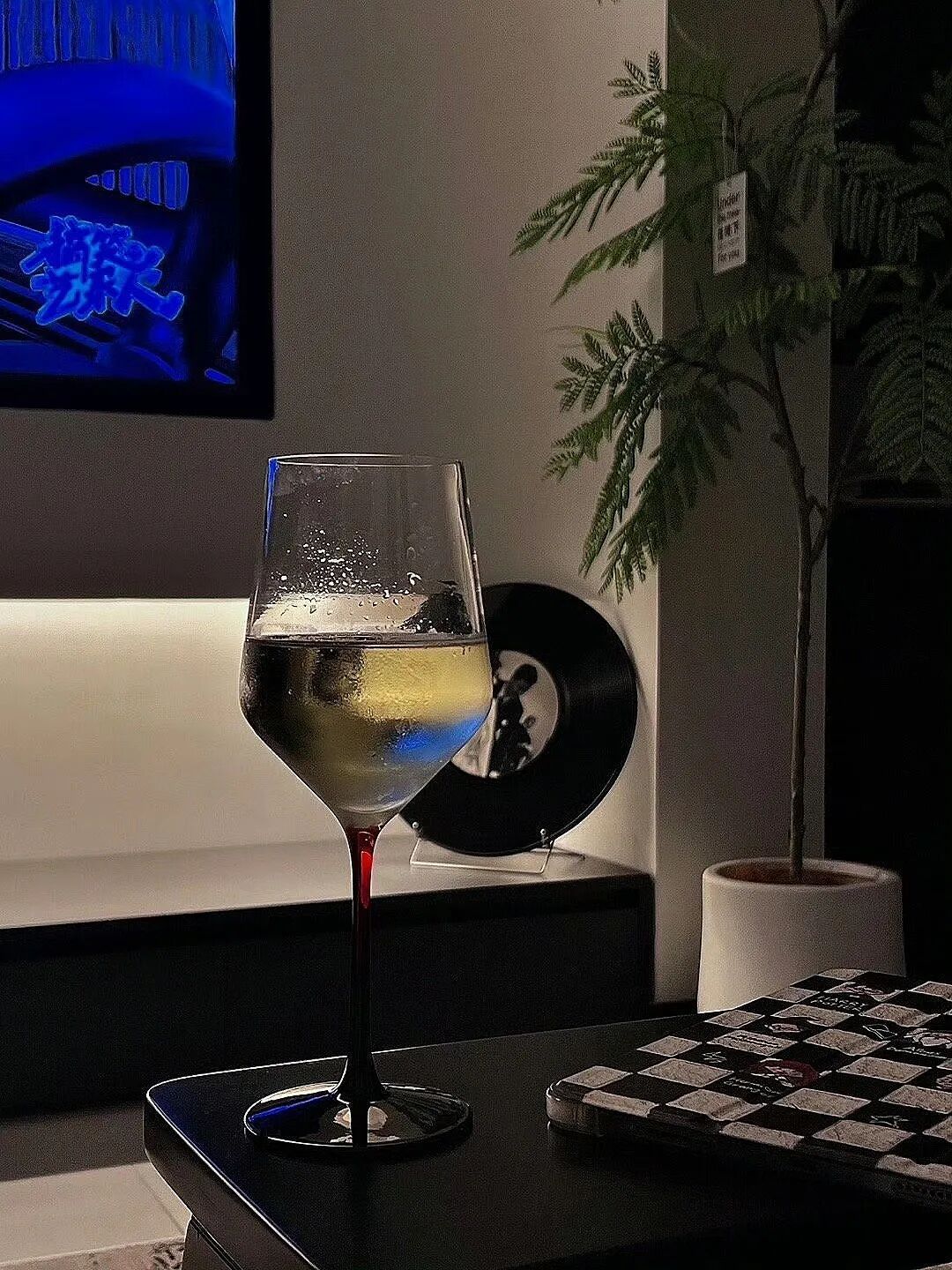 痛哭算什么呢 又不是抱着孩子 看着无能的老公哭 喝两杯哄哄自己得了 ​​​