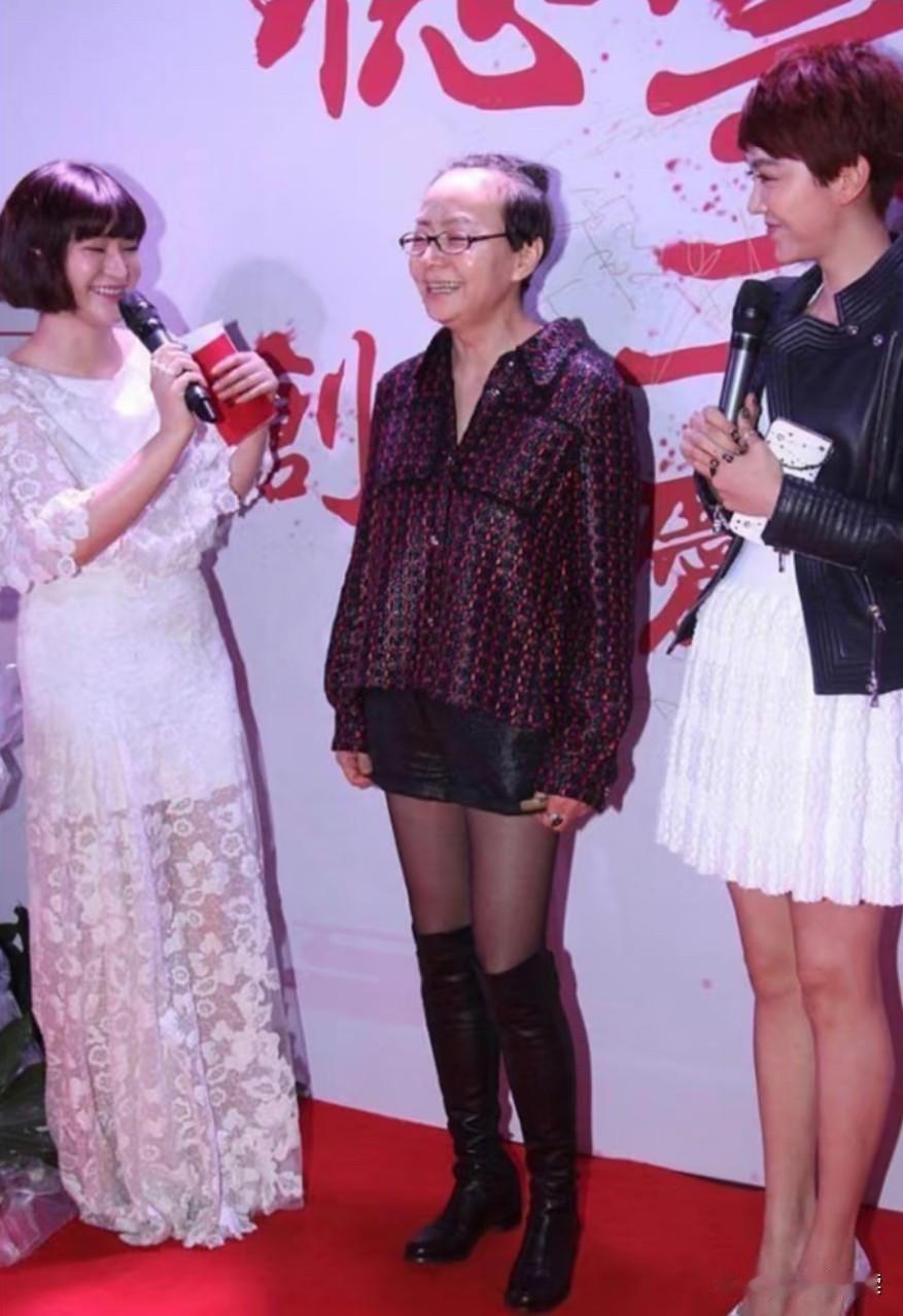 宋丹丹老师虽然年纪大了，但没想到身材还保持的这么好，出席活动真敢穿，跟个少女似的