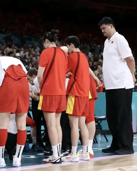 都是NBA退役当国家篮协主席的，罗尔邓率领的南苏丹现在是世界强队，而姚明率领的中