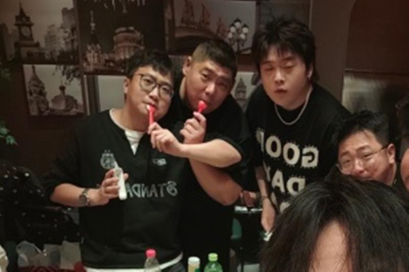德云社七队聚会照被晒，众演员给陈筱兰过生日，最后排的仨师叔因表情意外抢镜！德云社