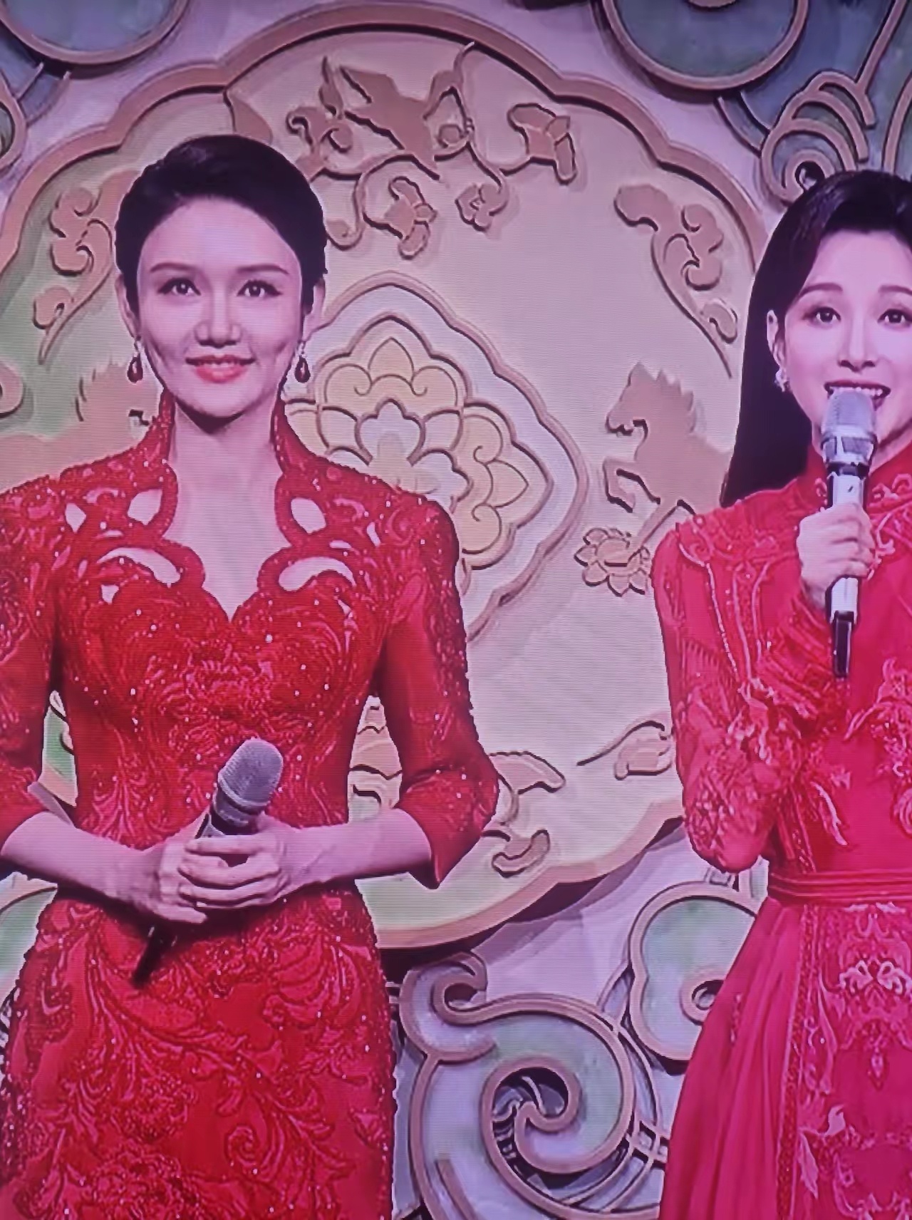 春晚左边这个主持人是谁呀？感觉她在念词的时候，眼睛一直往上瞟，几乎一刻不停的都在